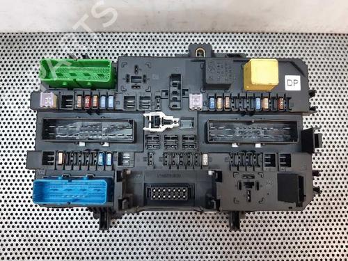 Used Fuse box Fuse box 5857831 5857831