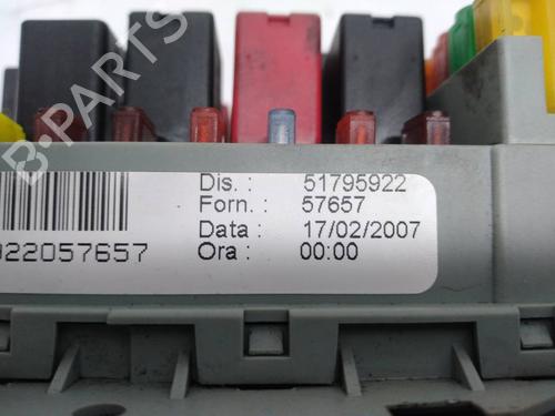 Fuse box LANCIA MUSA (350_) 1.4 (350.AXA11, 350.AXA1A) | BP15879737E1 
