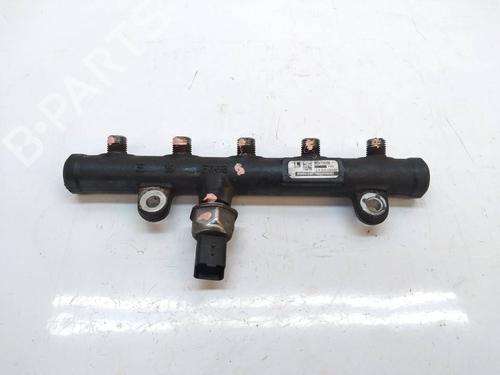 Used Injection rail Injection rail 13950897 13950897
