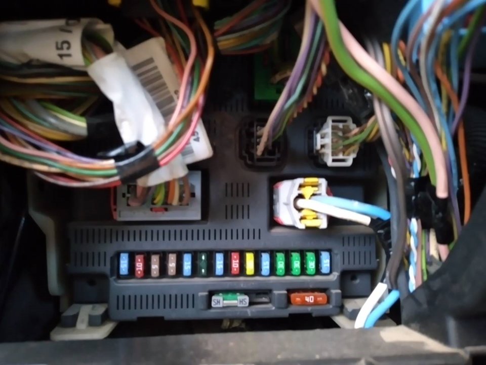 Fuse box PEUGEOT 308 SW I (4E_, 4H_) 1.6 HDi 9147095 BParts
