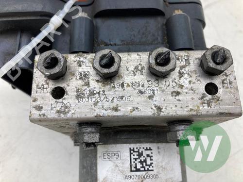 Used ABS pump ABS pump MERCEDES-BENZ SPRINTER 3,5-t Van (B907, B910) 317 CDI RWD (907.631, 907.633, 907.635, 907.637) (170 hp) 32769686 32769686