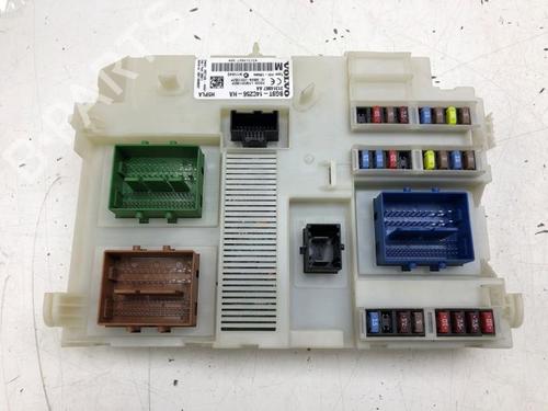 Used Fuse box VOLVO V70 III (135) D5 (205 hp) 25706228