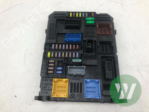 Used Fuse box Fuse box 39584886 39584886