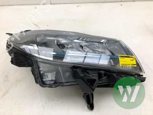 Used Right headlight SUZUKI VITARA (LY) 1.4 Hybrid (Mild Hybrid) AllGrip (APK414) (129 hp) 32853403