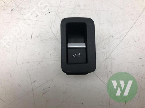 switch-audi-a4-b9-8w2-8wc-2015-33918778 main image