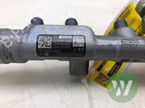 Used Injection rail Injection rail 33009298 33009298