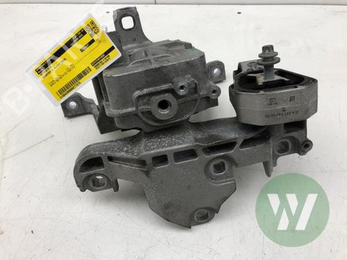 Used Gearbox mount Gearbox mount MERCEDES-BENZ A-CLASS Saloon (V177) A 250 e (177.186) (218 hp) 40447776 40447776
