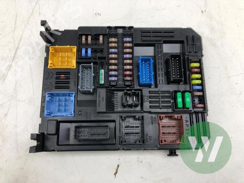 Used Fuse box Fuse box 36884216 36884216