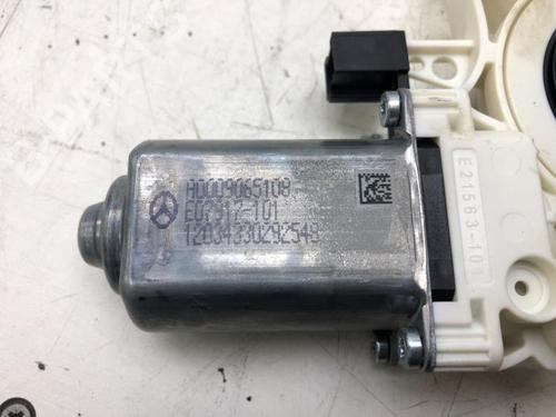 Right front window motor MERCEDES-BENZ C-CLASS (W206) C 300 e (206.054) | BP39913518E20 - Image 2