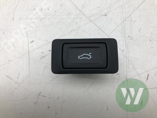 switch-audi-a4-b9-8w2-8wc-2015-33918779 main image