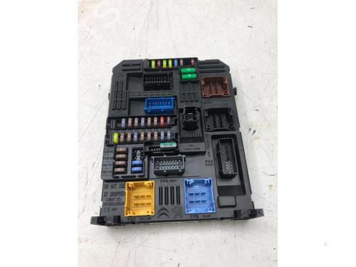 Used Fuse box Fuse box 39573819 39573819