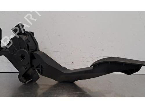 pedal-fiat-500x-334_-2014-34105464 main image