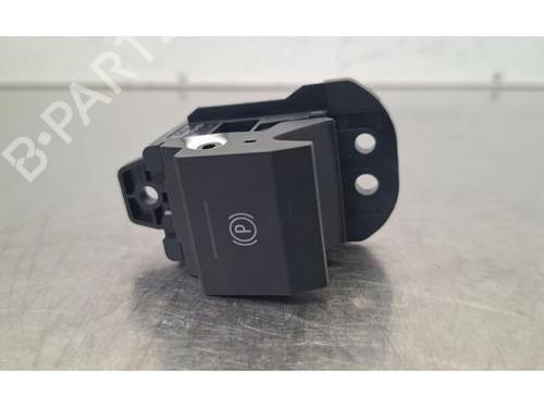 switch-renault-megane-e-tech-suv-2021-34408267 main image