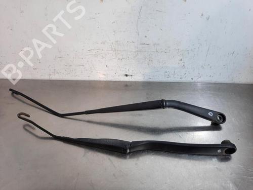 Used Front windshield wiper arm NISSAN JUKE (F15) 1.6 DIG-T NISMO (200 hp) 23598929