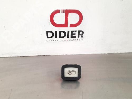 switch-tesla-model-3-5yj3-ev-151618500a-2017-10885679 main image