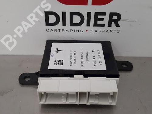 Used Control unit Control unit TESLA MODEL X (5YJX) 90D AWD (525 hp) 10879368 10879368