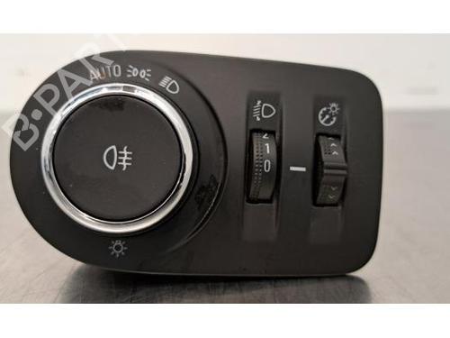 Used Headlight switch OPEL COMBO Box Body/MPV (K9) 1.5 D (102 hp) 28684802