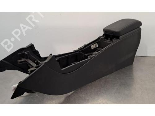 Used Armrest / Center console MERCEDES-BENZ CLA Shooting Brake (X117) CLA 180 d (117.912) (109 hp) 30365425