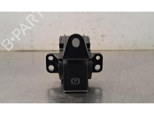 switch-lexus-ux-_aa1_-_ah1_-_ma1_-2018-32665258 main image