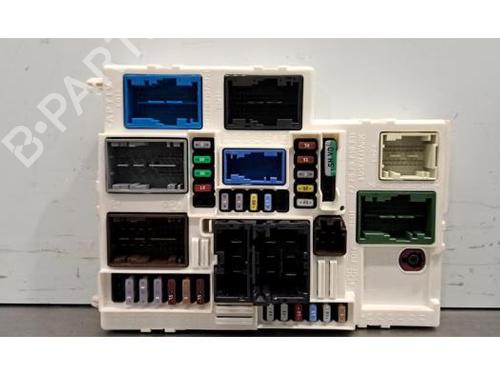 Used Fuse box Fuse box 32665377 32665377