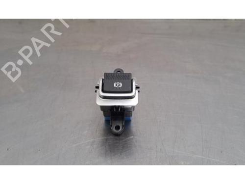 switch-jaguar-f-pace-x761-2015-35772803 main image