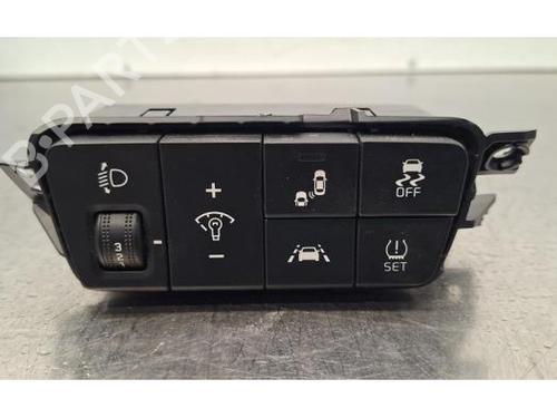 switch-kia-stonic-yb-2017-32847419 main image