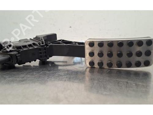 pedal-mercedes-benz-cla-c118-2019-32820764 main image