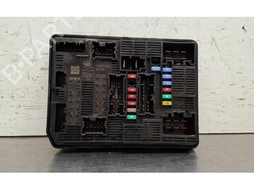 fuse-box-renault-trafic-iii-van-fg_-2014-39418218 main image