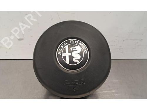 driver-airbag-alfa-romeo-stelvio-949_-2016-32820505 main image