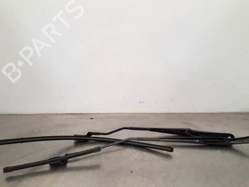 Used Front windshield wiper arm RENAULT CLIO V (B7_) 1.5 Blue dCi 85 (B7AG) (86 hp) 23582656