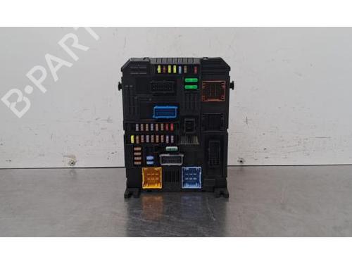Used Fuse box Fuse box 37284699 37284699