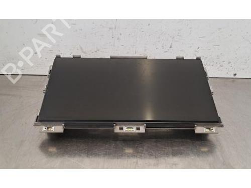 display-audi-q4-e-tron-suv-f4b-2020-38157955 main image