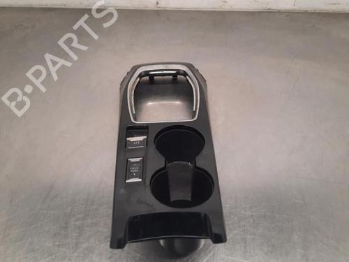 Koppholder/Gjenstandsholder Koppholder/Gjenstandsholder PEUGEOT 2008 II (UD_, US_, UY_, UJ_, UR_, UC_) 1.5 BlueHDI 100 (102 hp) 34198748 34198748