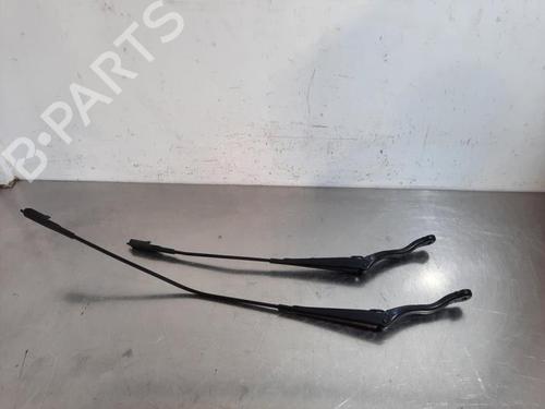 Used Front windshield wiper arm OPEL CORSA E (X15) 1.4 (08, 68) (90 hp) 23580552