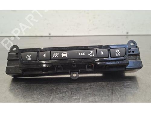 switch-jaguar-f-pace-x761-2015-35772802 main image