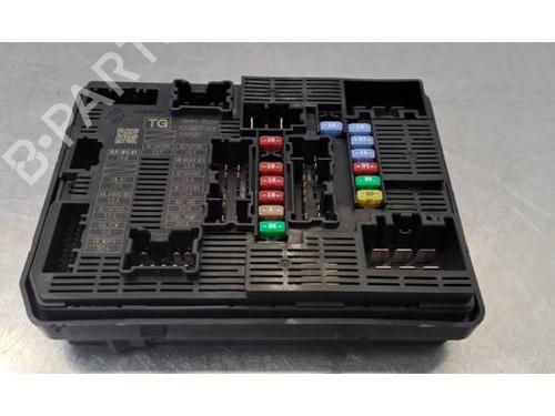 Used Fuse box Fuse box RENAULT TRAFIC III Van (FG_) 2.0 dCi 130 (FGMY) (131 hp) 39892789 39892789
