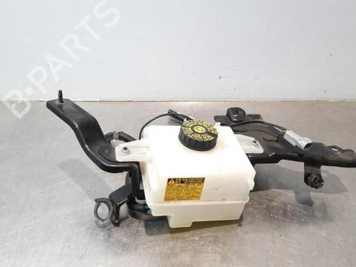 Used Brake fluid reservoir TOYOTA AURIS (_E18_) 1.3 (NRE180_, NRE180R) (99 hp) 18236809