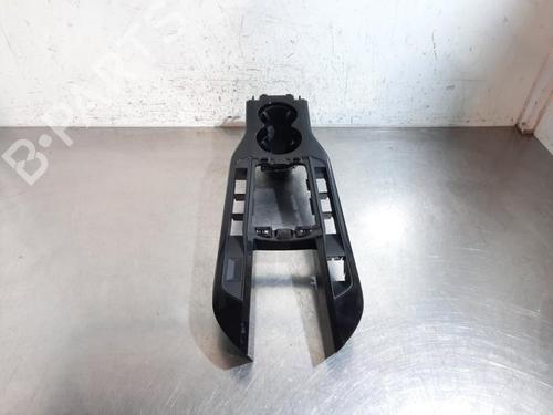 Used Middle console DS DS 3 / DS 3 CROSSBACK (UR_, UC_, UJ_) 1.5 BlueHDi 100 (UCYHYJ) (102 hp) 31085206