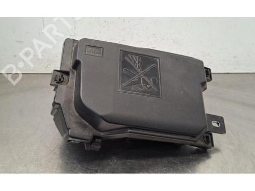 Used Fuse box Fuse box 39060696 39060696