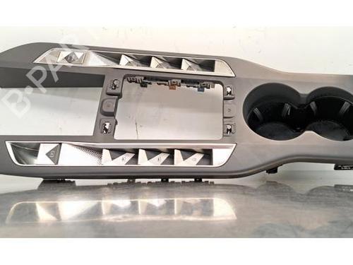 Used Middle console Middle console DS DS 3 / DS 3 CROSSBACK (UR_, UC_, UJ_) E-TENSE (UZZKXZ) (156 hp) 34228690 34228690
