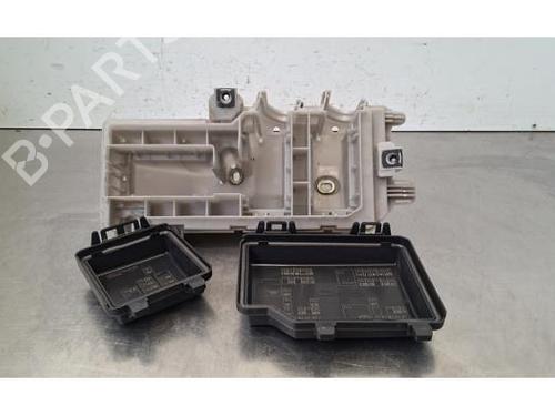 Used Fuse box Fuse box 37498854 37498854