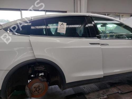 Dør højre bagtil Dør højre bagtil TESLA MODEL X (5YJX) 75D AWD (525 hp) 15043649 15043649