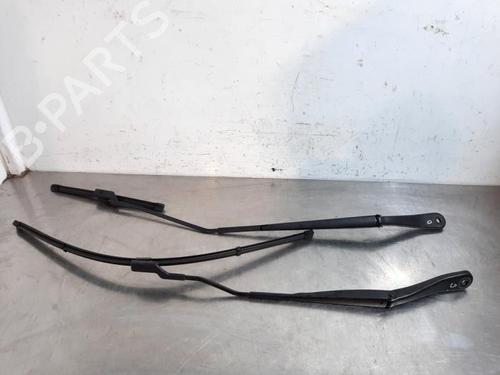 Used Front windshield wiper arm RENAULT CLIO V (B7_) 1.0 TCe 100 (B7MT) (101 hp) 23594202
