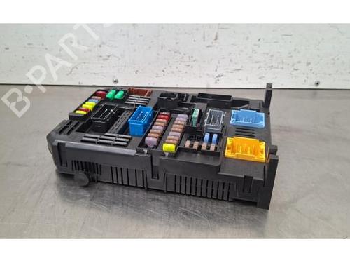 Used Fuse box Fuse box 38318571 38318571
