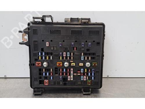 Used Fuse box Fuse box 39453174 39453174