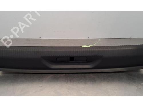 Used Step PEUGEOT 308 III (FB_, FH_, FP_, F3_, FM_) BlueHDi 130 (FBYHZL, FBYHZT) (131 hp) 30501207