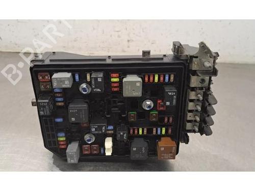 Used Fuse box Fuse box 33132114 33132114