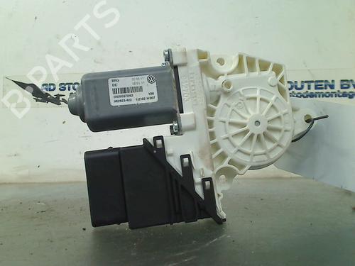 Rudehejsemotor bagstkærm højre VW TIGUAN (5N_) 1.4 TSI (122 hp) 30774350