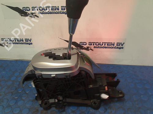 Used Gear lever TOYOTA YARIS (_P13_) 1.5 Hybrid (NHP130_, NHP130) (101 hp) 11262565
