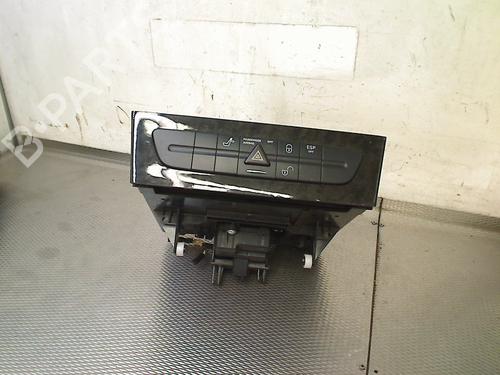 Comutador / Botão 4 piscas Comutador / Botão 4 piscas MERCEDES-BENZ E-CLASS (W211) E 240 (211.061) (177 hp) 33840122 33840122